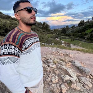 Unisex Alpaca sweater with Llama figures, Unisex alpaca sweater with round neck, Alpaca wool pullover sweater